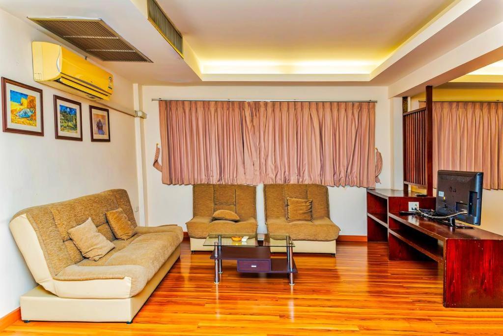 Jolly Guesthouse & Restaurant Pattaya Ngoại thất bức ảnh