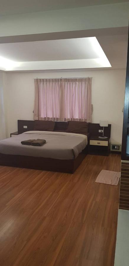 Jolly Guesthouse & Restaurant Pattaya Ngoại thất bức ảnh