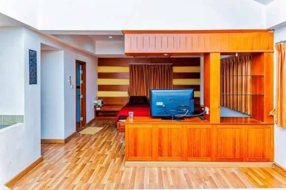Jolly Guesthouse & Restaurant Pattaya Ngoại thất bức ảnh