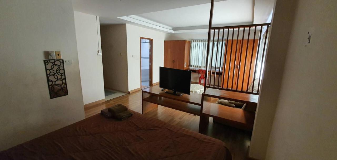 Jolly Guesthouse & Restaurant Pattaya Ngoại thất bức ảnh
