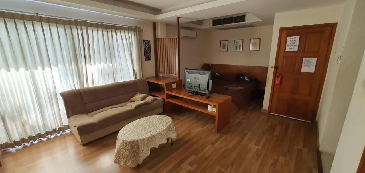 Jolly Guesthouse & Restaurant Pattaya Ngoại thất bức ảnh